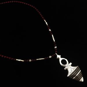 Croix de Timia lamelles d’ébène, perles rouges
