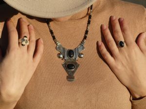 Collier traditionnel avec pierre d’onyx