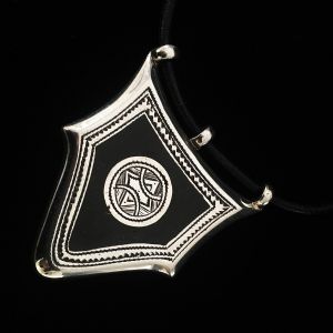 Collier amulette pentagone argent ébène