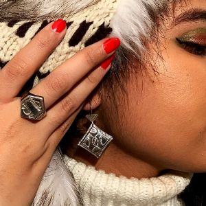 boucles d’oreilles grigri en argent gravé