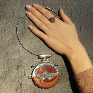 Médaillon pierre d’agate brute orné d’argent