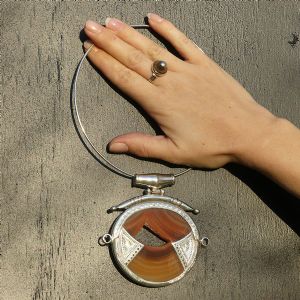 Médaillon pierre d’agate, triangles argentés