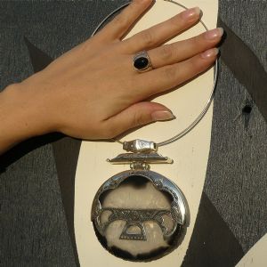 Médaillon de quartz noir orné d’argent