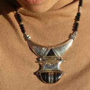 Collier traditionnel, demi lune en bois d’ébène