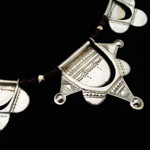 Collier de cérémonie, couronnes rouge